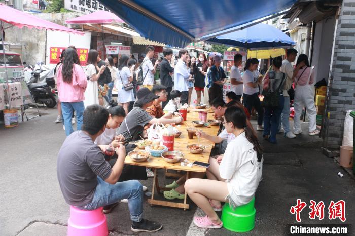 广西柳州“五一”接待游客390万余人次 螺蛳粉吸引游客“打卡”