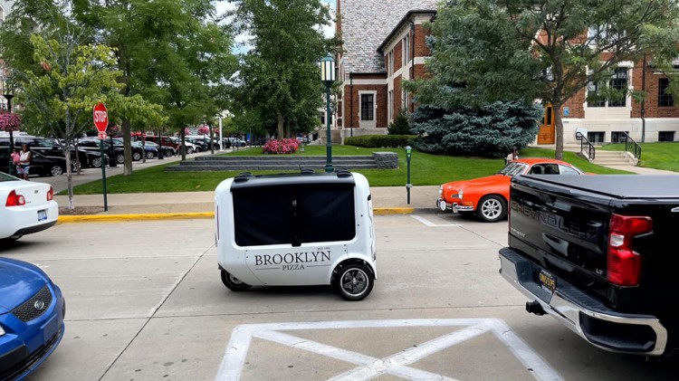 麦格纳在密歇根州测试自动驾驶送货机器人