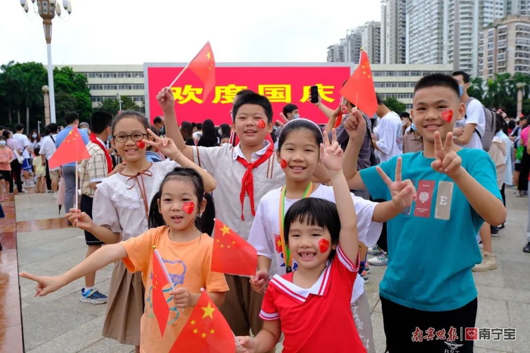 生日快乐！我爱你中国！南宁民族广场举行升国旗仪式