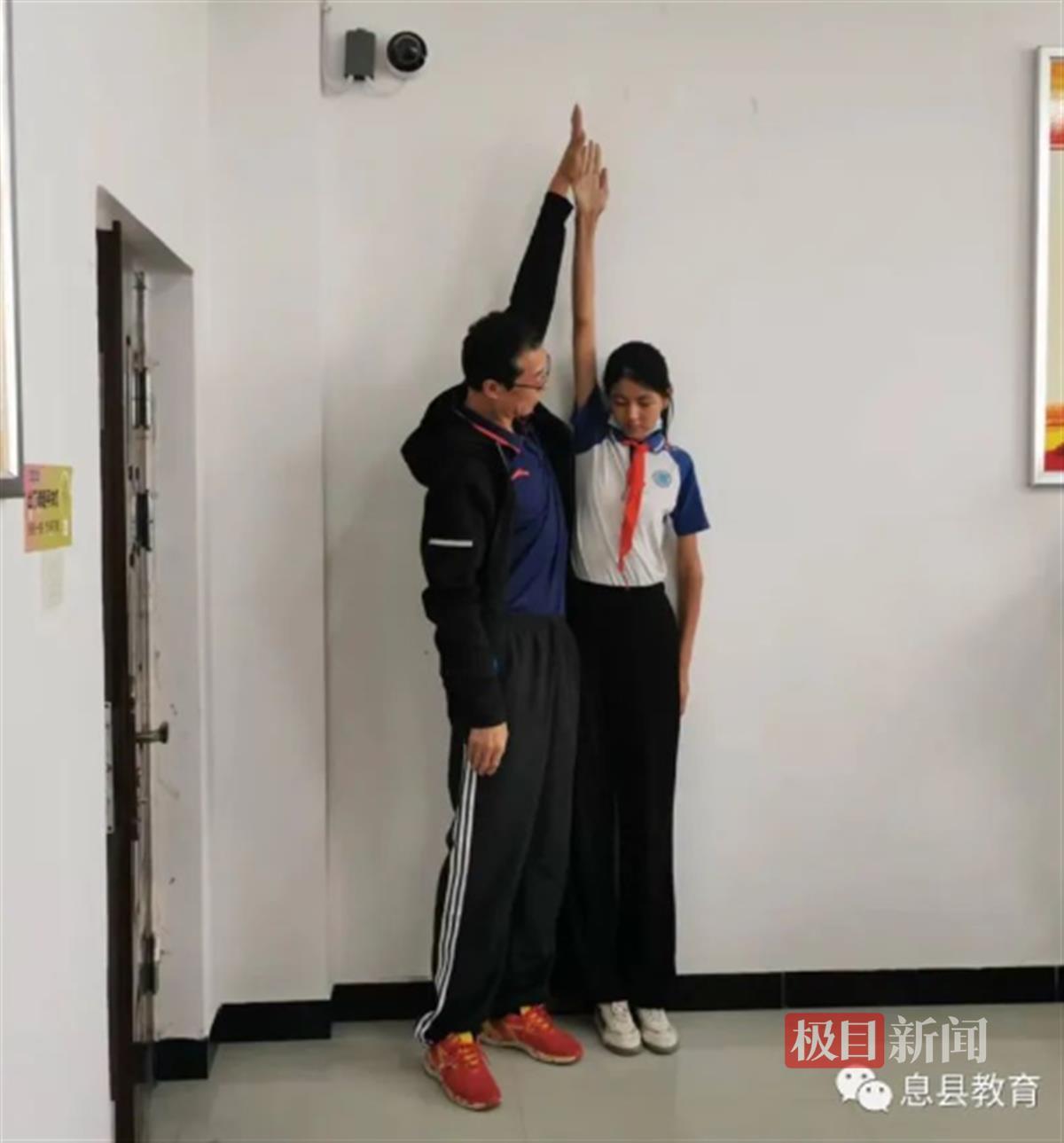 12岁女生身高1.9米，被体育局选上练习排球，姐姐也被看中