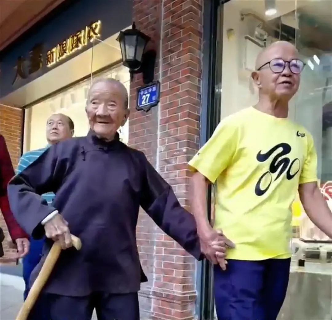 88岁爹爹陪110岁母亲逛街，路人羡慕了！