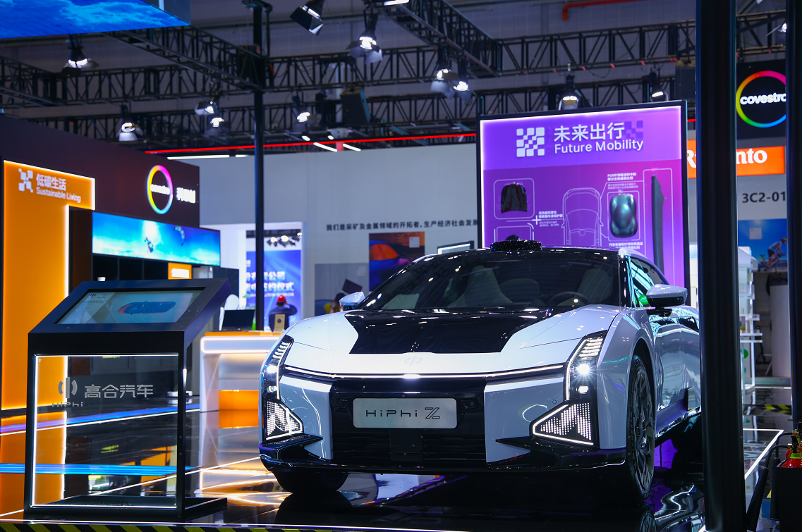 HiPhi Z进博会首秀，高合汽车联袂科思创摸索低碳智能出行