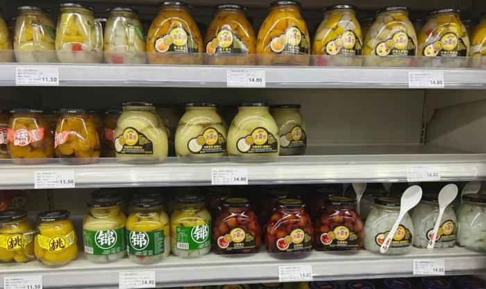 网友在社交平台晒出的水果罐头货架，个中黄桃罐头已畅销。 截图自某社交平台。