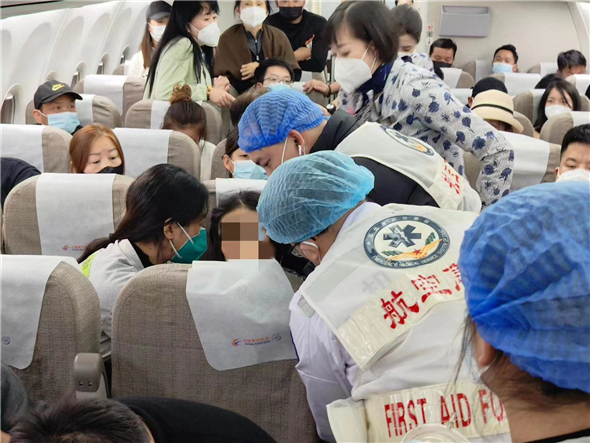 万米高空！东航MU9759航班紧急备降长沙救助患病旅客
