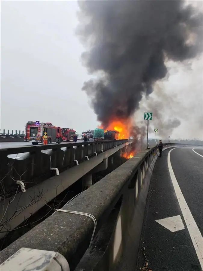 最新通告：湖南高速多车相撞已致16死66伤！