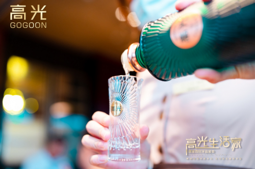 泸州老窖高光酒走向国际，传承中华酿造文化！